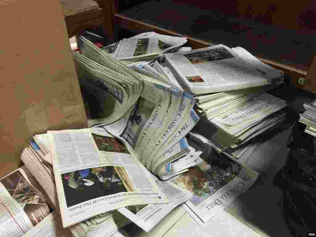 &nbsp;ព្រឹត្តិបត្រ​ចាស់ៗ​នៃ​កាសែត​ The Cambodia Daily ក្នុង​ការិយាល័យ​កាសែតមួយ​នេះ​ រាជធានីភ្នំពេញ​ នៅថ្ងៃទី៤ ខែកញ្ញា​ ឆ្នាំ២០១៧។ កាសែត​ជា​ភាសាអង់គ្លេស​The Cambodia Daily បាន​សម្រេច​បិទទ្វារ​ចាប់ពី​ចន្ទ​ ទី៤​ ខែកញ្ញា​នេះ​តទៅ​ បន្ទាប់​ពី​ប្រតិបត្តិការ​បោះពុម្ភផ្សាយ​អស់​រយៈពេល​ ២៤ឆ្នាំ​និង​១៥ថ្ងៃ​ តាំងពី​ឆ្នាំ១៩៩៣​មក។&nbsp; (ហ៊ាន សុជាតា/VOA)