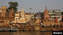 Temples and homes are seen on the banks of the river Ganges in Varanasi, India, April 8, 2017. (REUTERS/Danish Siddiqui) 