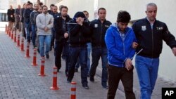 Polisi Turki menangkap orang-orang yang dicurigai mempunyai keterkaitan dengan Fethullah Gulen, di kota Kayseri, Rabu (26/4).