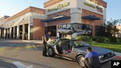 Sebuah replika mesin waktu DeLorean berhenti di sebuah dealer ban mobil Goodyear di Lakewood, California (20/10) untuk diperiksa sebelum pelaksanaan hari "Back to the Future" yang diperingati pada hari ini, Rabu, 21 Oktober 2015 di Amerika. Ban mobil yang digunakan pada mobil dalam film trilogi 'Back To The Future' merupakan jenis Goodyear Eagle produksi Goodyear (Foto: Carlos Delgado/AP Images for Goodyear).