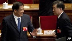 3月11日，薄熙来在人大会议上笑对广东省委书记汪洋，如今薄熙来还笑得起来吗？