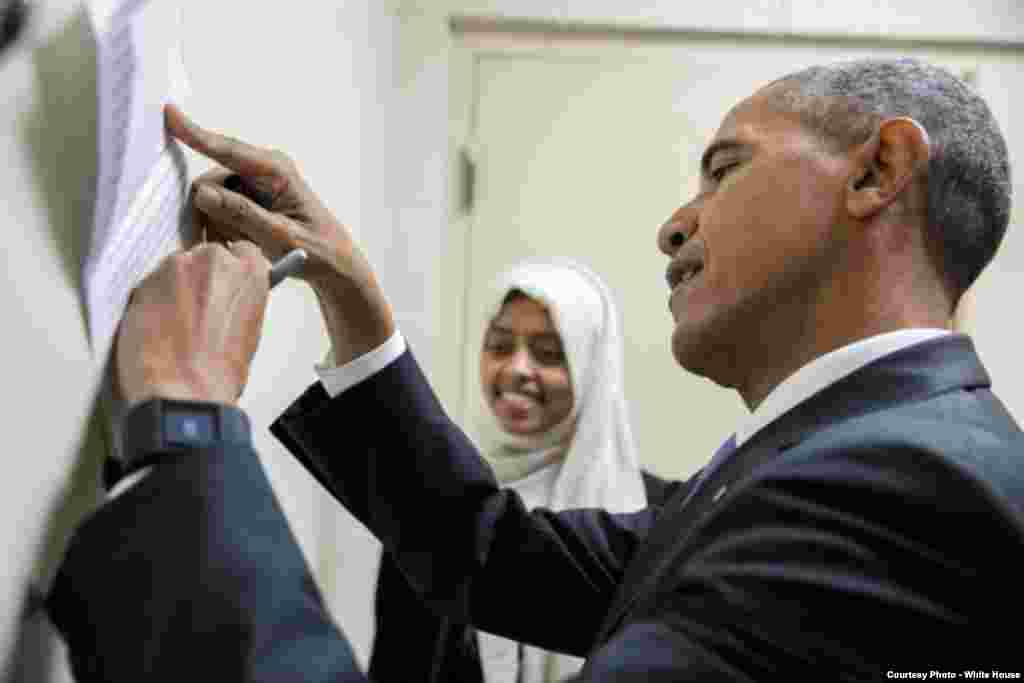 President Barack Obama signs remarks for introducer Sabah Muktar backstage prior to speaking at the Islamic Society of Baltimore mosque and Al-Rahmah School in Baltimore, Md., Feb. 3, 2016. 