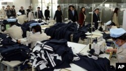 지난달 30일 한국 국회의원들이 개성공단을 현지 시찰한 가운데, 북측 노동자들이 작업에 임하고 있다.