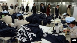 지난해 10월 한국 국회의원들이 개성공단을 현지 시찰하는 가운데, 개성공단 북한 노동자들이 작업에 열중하고 있다.