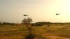 Deux hélicoptères français volent au-dessus de la localité de Gossi au Mali, le 24 juillet 2014. 