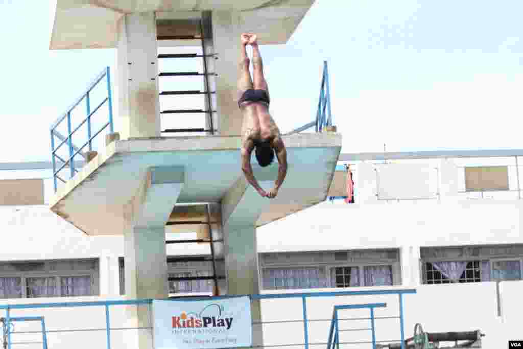 អតីត​កុមារ​កំព្រា​កម្ពុជា​ Jordan Pisey Windle​ ដែល​មាន​ឪពុក​ចិញ្ចឹម​ជា​ជនជាតិ​អាមេរិកាំង​ បច្ចុប្បន្ន​​ជា​កីឡាករ​លោត​​​​ទឹក​​ថ្នាក់​ជាតិ​ឆ្នើម​របស់​សហរដ្ឋ​អាមេរិក​ បាន​មក​កាន់​ប្រទេស​កម្ពុជា​ជា​លើក​ដំបូង ដើម្បី​ផ្តល់​កី្តសង្ឃឹម​ដល់​កុមារ​កំព្រា​ផ្សេង​ទៀត​នៅ​កម្ពុជា​​ ក្នុង​រាជធានី​ភ្នំពេញ​ កាល​ពី​ថ្ងៃ​ទី​១២ ខែ​ឧសភា​ ឆ្នាំ​២០១៦។ (ហ៊ាន សុជាតា/VOA)