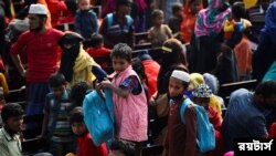 Para pengungsi Rohingya menunggu untuk turun dari kapal yang membawa mereka saat tiba di pulau Bhasan Char di ditrik Noakhali, Bangladesh, pada 29 Desember 2020. (Foto: Reuters/Mohammad Ponir Hossain)
