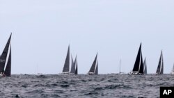 2017年12月26日，参加悉尼至霍巴特帆船赛事的一些小型帆船进入开阔水域。