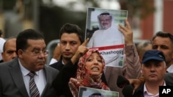 Tawakkol Karman, penerima Hadiah Nobel Perdamaian 2011, dalam konferensi pers terkait hilangnya penulis Arab Saudi, Jamal Khashoggi, dekat Konsulat Arab Saudi di Istanbul, Turki, Senin, 8 Oktober 2018.