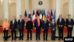 美国总统特朗普与欧洲领导人、乌克兰总统泽连斯基、北约秘书长吕特在白宫合影。(2025年8月18日)