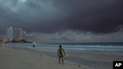 Awan mendung pekat saat badai tropis Zeta mendekati pantai Cancun, Meksiko (26/10). 