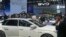 FILE - Stan mobil BYD pada Pameran Mobil China di Beijing, China, 26 April 2024. Uni Eropa mengancam, pada 12 Juni 2024, akan menaikkan tarif pada kendaraan listrik China, yang meningkatkan sengketa perdagangan atas subsidi Beijing untuk ekspor.