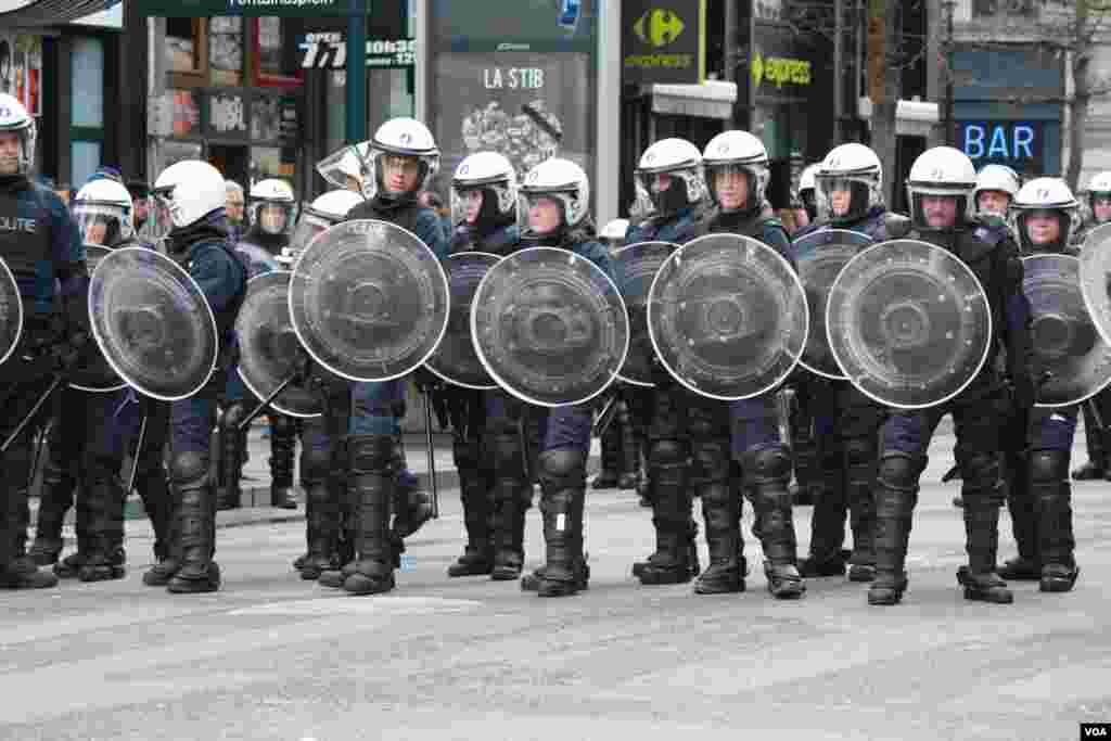 Police in riot gear prepare to end the right-wing protest by pushing the activists back to the train station. (H. Murdock/VOA)