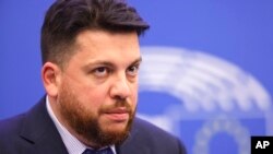 Leonid Volkov, mantan kepala staf tim kampanye Alexei Navalny, hadir dalam sebuah acara di Parlemen Eropa di Strasbourg, Prancis, pada 15 Desember 2021. (Foto: AP/Jean-Francois Badias)