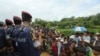 Anak-anak pengungsi Rohingya menyaksikan para pejabat Myanmar dan China tiba di kamp Nayapara di Cox's Bazar, Bangladesh, 22 Agustus 2019.