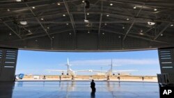 Kru darat Virgin Galactic memandu pesawat masuk ke hangar bandar antariksa Spaceport America setelah uji coba terbang dekat Upham, New Mexico, Kamis, 15 Agustus 2019. (Foto: AP)