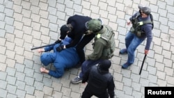 Neidentifikovane osobe, za koje se prepotstavlja da su pripadnici beloruskih bezbednosnih snaga, hapse učesnika protesta u Minsku, 8. novembar 2020.