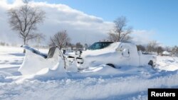 Vozilo za čišćenje snega zaglavljeno na drumu nakon što je snežna oluja pogodila regiona Bafala, 25. decembra 2022.