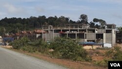 រូបឯកសារ៖ សំណង់សណ្ឋាគារមួយនៅក្នុងតំបន់អភិវឌ្ឍន៍របស់ក្រុមហ៊ុនចិន UDG ថ្ងៃ​ទី ២៤ ខែកក្កដា ឆ្នាំ២០១៩។ (ស៊ុន ណារិន/វីអូអេ)