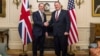 El jefe de la diplomacia estadounidense, Mike Pompeo (der.), hace escala en la capital británica el miércoles 29 de enero. En la foto, Pompeo con el canciller británico Dominic Raab.