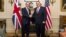 El jefe de la diplomacia estadounidense, Mike Pompeo (der.), hace escala en la capital británica el miércoles 29 de enero. En la foto, Pompeo con el canciller británico Dominic Raab.