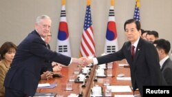 지난달 3일 한국을 방문한 제임스 매티스 미 국방 장관(왼쪽)과 한민구 한국 국방 장관이 서울 용산구 국방부에서 열린 회담에 앞서 악수하고 있다. 