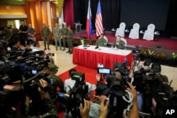 ژنرال اریک آستین، سرلشکر تفنگداران دریایی ایالات متحده، سمت راست، نماینده مدیر رزمایش ایالات متحده، و سرلشکر ارتش فیلیپین، ماروین لیکودین، مدیر رزمایش فیلیپین