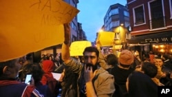 Supporters of the "No" vote protest against the referendum outcome in Istanbul, April 17, 2017. 