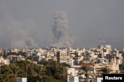 Asap mengepul di Lebanon selatan menyusul serangan Israel, di tengah permusuhan lintas batas yang sedang berlangsung antara Hizbullah dan pasukan Israel, seperti yang terlihat dari Tyre, Lebanon selatan, 23 September 2024 (Foto: REUTERS/Aziz Taher)