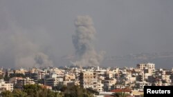 ภาพควันที่พวยพุ่งขึ้นมาจากพื้นที่ภาคใต้ของเลบานอน หลังการโจมตีโดยอิสราเอล เมื่อ 23 ก.ย. 2567