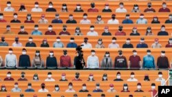 Para penonton menyaksikan pertandingan bisbol setelah Korea Selaran melonggarkan pembatasan, dalam pertandingan di Incheon, Korea Selatan 5 Mei 2020. 