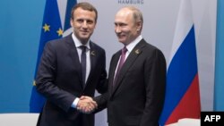 Le président français Emmanuel Macron (G) et son homologue russe Vladimir Poutine au sommet du G20 à Hambourg, Allemagne, 8 juillet 2017. 