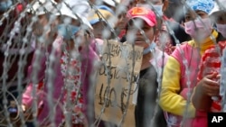 ក្រុម​កម្មករ​រោងចក្រ​បាន​បន្ត​ធ្វើ​បាតុកម្ម​​​ទាម​ទារ​ដំឡើង​​ប្រាក់ខែ​ចាប់​តាំង​ពី​ចុង​ឆ្នាំ​២០១៣​ រហូត​ដល់​មាន​ការ​បង្រ្កាប​ពី​កងកម្លាំង​មាន​សមត្ថកិច្ច​របស់​រដ្ឋាភិបាល​កម្ពុជា​កាលពី​ដើមខែ​មករា ​ឆ្នាំ​២០១៤។​