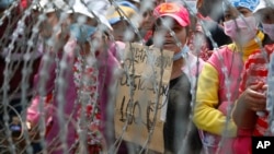 រូបឯកសារ៖ កម្មករ​កាត់ដេរធ្វើបាតុកម្មទាមទារ​ឲ្យ​ដំឡើងប្រាក់ឈ្នួល​​ដល់ ១៦០ ដុល្លារ។ 