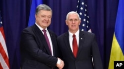 លោក​អនុប្រធានាធិបតី​អាមេរិក Mike Pence (ស្តាំ) និង​លោក​ Petro Poroshenko ប្រធានាធិបតី​អ៊ុយក្រែន ជួប​គ្នា​នៅ​ក្នុង​សន្និសីទ​ទីក្រុង​មុយនិច ប្រទេស​អាល្លឺម៉ង់​ដើម្បី​ពិភាក្សា​ពី​បញ្ហា​សន្តិសុខ កាល​ពី​ថ្ងៃ​ទី​២០ ខែ​កុម្ភៈ។