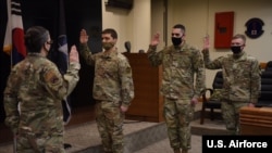 군산 미 공군기지는 1일 자대 공군 소속 장병 3명의 첫 우주군 전속 행사를 진행했다. 사진=군산 미 공군기지.
