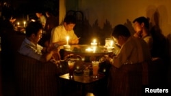 مرکزی چین کے 31 میں سے 20 صوبوں میں بجلی کے شدید بحران نے لوگوں کو موم بتیاں جلا کر کام کرنے پر مجبور کر دیا ہے۔