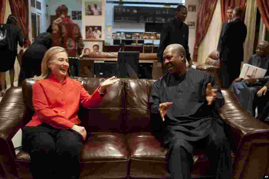 U.S. Secretary of State Hillary Clinton, left, meets with Ghana&#39;s President John Dramani Mahama, at his residence in Accra, Ghana, August 9, 2012.