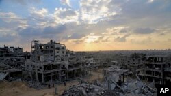 ชาวปาเลสไตน์เดินอยู่ท่ามกลางซากอาคาร ในพื้นที่ชีไจยะห์ ของกาซ่า ซิตี้ เมื่อ 12 ตุลาคม 2014 หลังอิสราเอลยิงถล่มพื้นที่ดังกล่าว (ที่มา: เอพี)