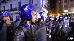 La police algérienne monte la garde lors d'une manifestation à Alger contre la candidature du président Abdelaziz Bouteflika, le 4 mars 2019.