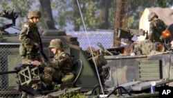 Tentara AS berjaga di sekitar kendaraan lapis baja di pangkalan militer di Dongducheon, Korea Selatan. (Foto: dok). Untuk dua tahun berturut-turut, AS dan Korea Selatan gagal mencapai kesepakatan baru mengenai pembagian biaya militer sebelum kesepakatan lama berakhir.