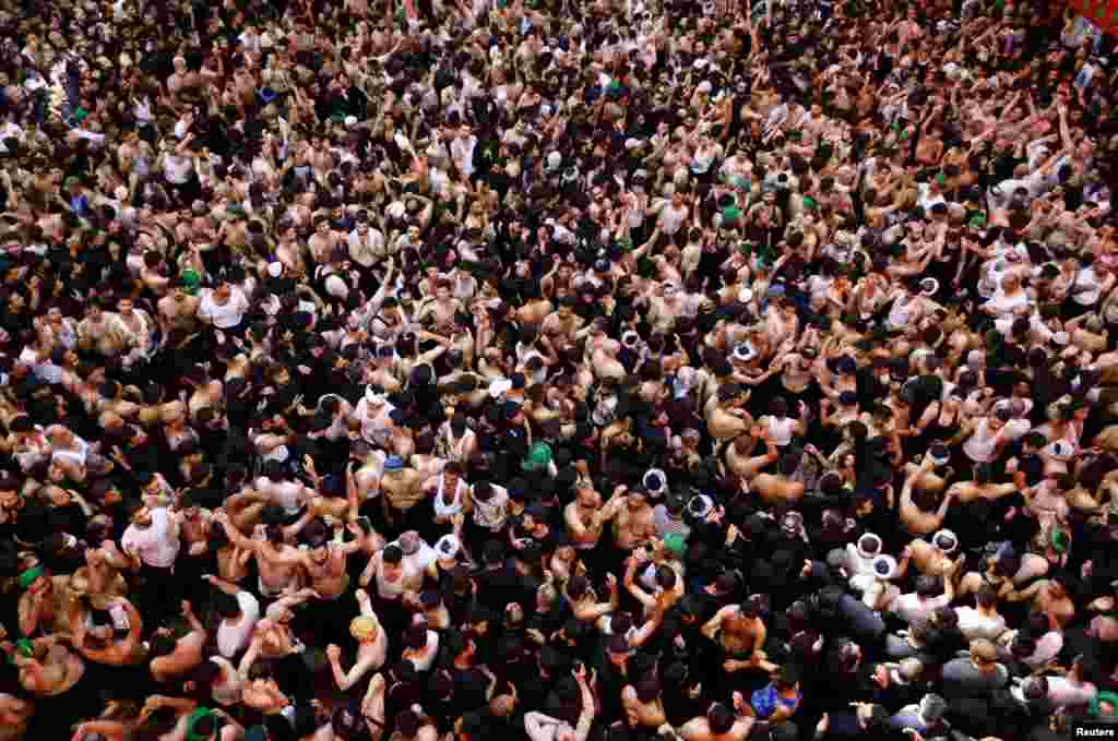 Mahujaji wa madhehebu ya kishia wakishiriki kwenye kumbukumbu ya Imam Hussein mjuku wa Mtume Mohamed SAW, siku arbaini baada ya kufariki kwaka katika karne ya saba katika mji wa Karbala, Irak&nbsp;