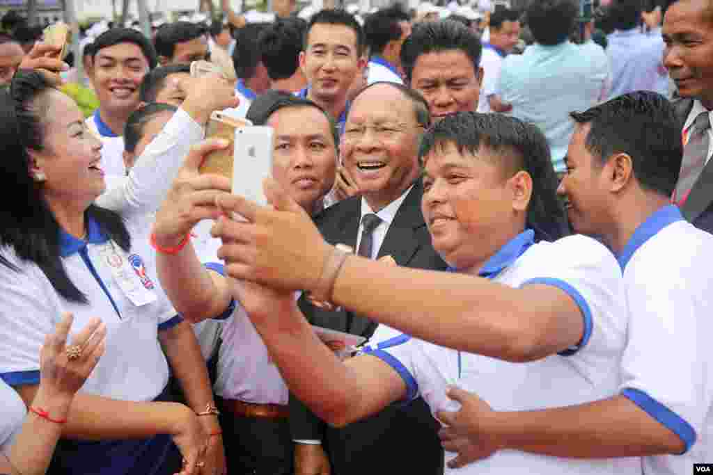 អ្នក​គាំទ្រ​ចូលរួម​ថតរូប​សែលហ្វ៊ី ​(selfie) ជាមួយ​លោក ហេង សំរិន ​ប្រធាន​រដ្ឋ​សភា​កម្ពុជា​​​ នៅ​ក្នុង​ពិធី​រំលឹក​ខួប​លើកទី​៦៥​ឆ្នាំ​នៃ​ថ្ងៃបង្កើត​គណបក្ស​ប្រជាជន​កម្ពុជា ​នៅ​ទីស្នាក់​ការ​កណ្ដាល​គណបក្ស​ នៅ​រាជធានី​ភ្នំពេញ នៅ​ថ្ងៃ​ទី​២៨​ &nbsp;ខែ​មិថុនា​ឆ្នាំ​២០១៦​។ (ឡេង ឡែន​/VOA)