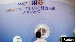 2020年10月14日，观众在上海参观中国国际半导体博览会的中芯国际的展台