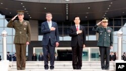 미한 안보협의회의를 위해 방한한 애슈턴 카터 미국 국방장관(왼쪽 두번째), 조지프 던포드 미 합참의장(왼쪽)이 2일 한국 국방부에서 열린 환영행사에서 한민구 한국 국방장관(오른쪽 두번째)과 이순진 합참의장과 함께 경례하고 있다.