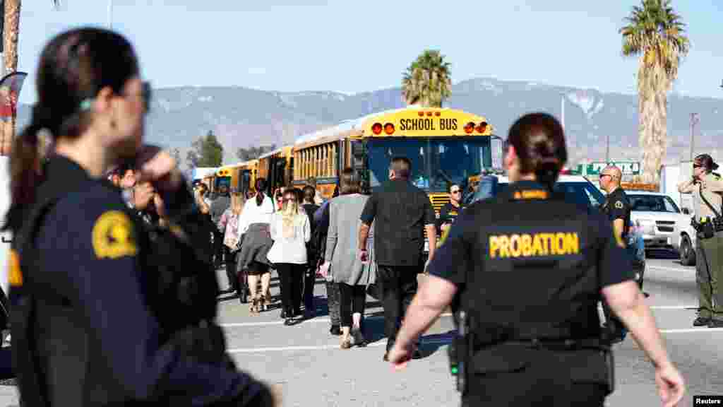 &#39;Yan Sanda Na Kwashe Mutane Daga Inda Aka Yi Harbi &nbsp;