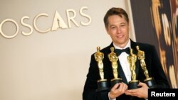 2025년 3월 2일 미국 할리우드에서 열린 제97회 아카데미 시상식에서 숀 베이커 감독이 영화 '아노라'로 시상한 최우수 작품상, 최우수 감독상, 최우수 편집상, 최우수 각본상을 수상한 오스카상을 들고 있다.