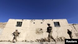 ایالات متحده در حال حاضر در افغانستان حدود ۸۴۰۰ سرباز دارد.