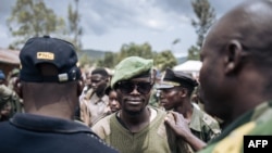 Un commandant local de l'Union des Révolutionnaires pour la Défense du Peuple Congolais / Coopérative pour le Développement du Congo armé est rassuré par d'anciens chefs de guerre sur le processus de démobilisation dans le village de Wadda, en Ituri, le 19 septembre 2020.
