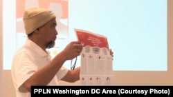 Ketua Panitia Pemilihan Luar Negeri (PPLN) Washington DC area Andang Purnama menunjukkan contoh surat suara dalam sosialisasi Pemilu. (Foto: PPLN Washington DC area)